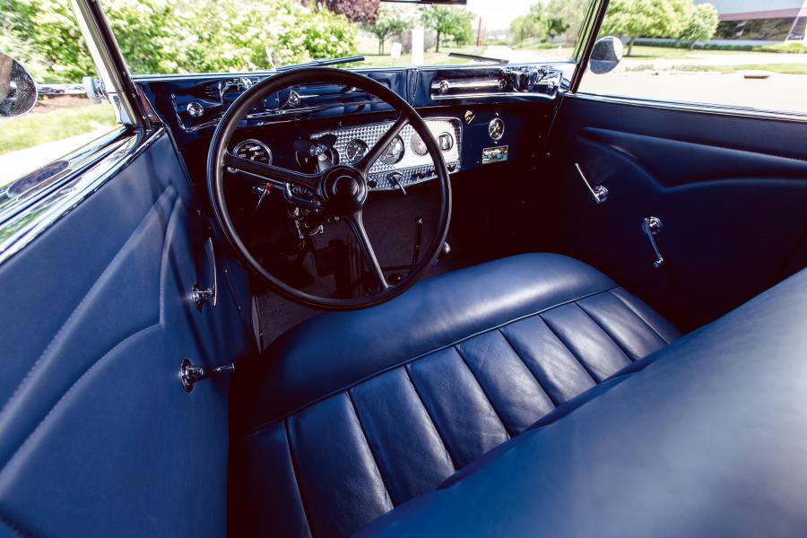 Торпедо Auburn 12-160A Custom Dual Ratio Phaeton Sedan 1932 года  (фото 7 из 43)